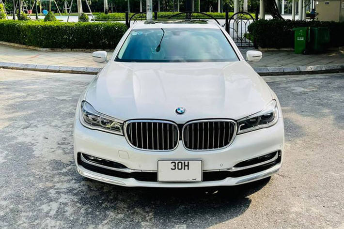 BMW 730Li tại Việt Nam thuộc dòng 7 Series, là mẫu xe đầu bảng của xứ Bavaria. Nằm trong phân khúc sedan hạng sang cỡ lớn với hai đối thủ “xứng tầm” đồng hương là Mercedes-Benz S-Class và Audi A8 thời điểm 2016.