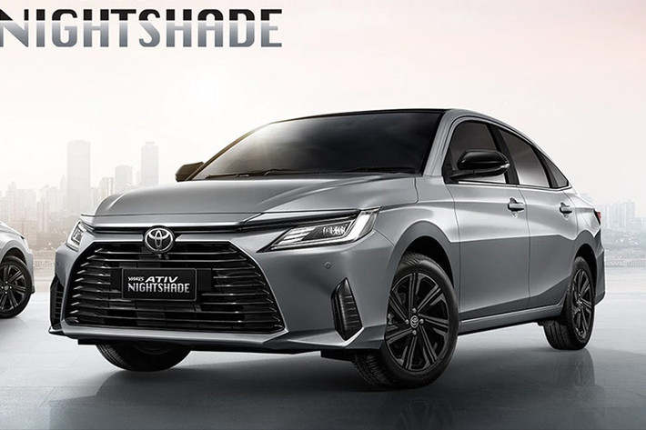 Đúng như tên gọi (Toyota Yaris Ativ Nightshade), không gian nội thất của Toyota Vios phiên bản bóng đêm tại thị trường Thái Lan nổi bật với tông màu đen chủ đạo. Từ lớp da bọc ghế cho đến bảng điều khiển và các chi tiết ốp trang trí đều được bao trùm bởi gam màu đen huyền bí.