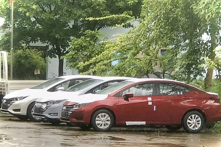 Phiên bản facelift của mẫu sedan Nissan Almera 2024 mới bị bắt gặp tại trung tâm thử nghiệm khí thải Hà Nội. Đây là lần đầu tiên mẫu xe này lộ diện công khai tại Việt Nam sau khi đại lý tiến hành nhận cọc mẫu xe này. Được biết, những khách hàng đầu tiên đặt mua xe Nissan Almera 2024 sẽ được nhận xe vào tháng 9 tới. Xe được nhập khẩu nguyên chiếc từ Thái Lan.