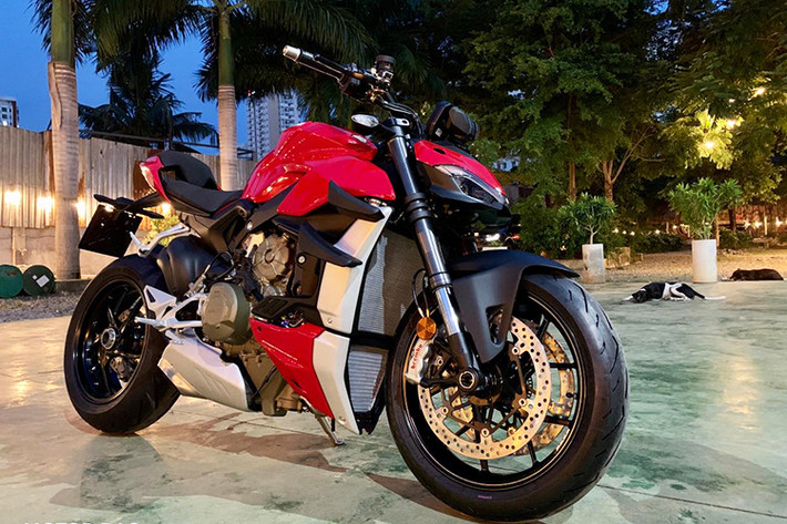 Ducati Streetfighter V4 mới là thế hệ tiếp theo của mẫu xe danh tiếng Streetfighter 1098 từng khiến nhiều biker mơ ước một lần sở hữu. Mới đây, chiếc Streetfighter V4 đầu tiên đã chính thức lăn bánh tại Việt Nam. Được biết, chủ nhân đầu tiên sở hữu Streetfighter V4 tại Việt Nam là một biker đến từ Hưng Yên.