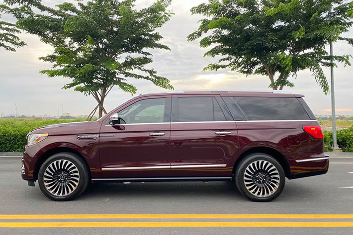 Lincoln Navigator L Black Label đời 2019 sau khi được nhập khẩu nguyên chiếc về Việt Nam có giá gần 10 tỷ đồng tại các đại lý tư nhân. Chiếc xe trong bài viết này hiện đang được chủ nhân chào bán trên sàn xe cũ với mức giá chỉ hơn 6 tỷ đồng, như vậy mức khấu hau sau hơn 2 năm khoảng 3 tỷ đồng. Những hình ảnh chiếc xe trong bài cho thấy, nó còn khá mới và nguyên bản.