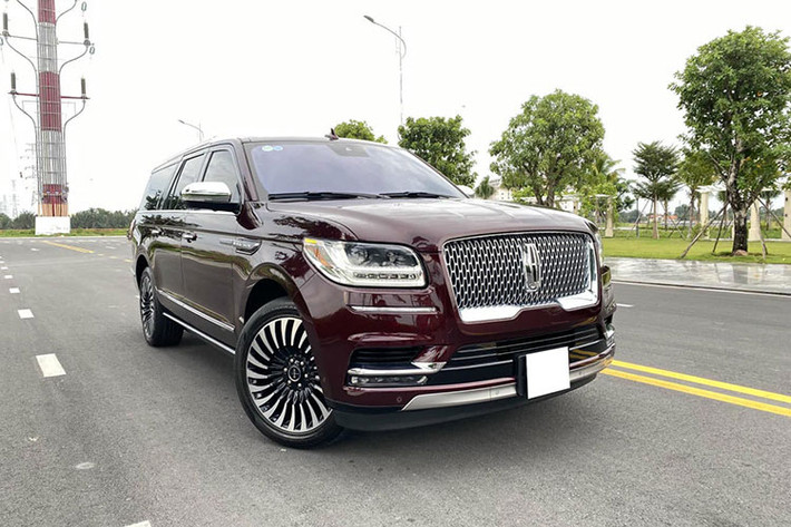 Với mức giá chỉ hơn 6 tỷ đồng sau 2 năm lăn bánh, chiếc Lincoln Navigator L Black Label 2019 này được xem là một mức giá khá tốt cho các doanh nhân trẻ hiện nay. Được biết, vào năm 2018 mức giá dành cho mẫu xe cỡ lớn này về Việt Nam được cho là rơi vào khoảng 500.000 USD, tương đương 11,63 tỷ đồng.