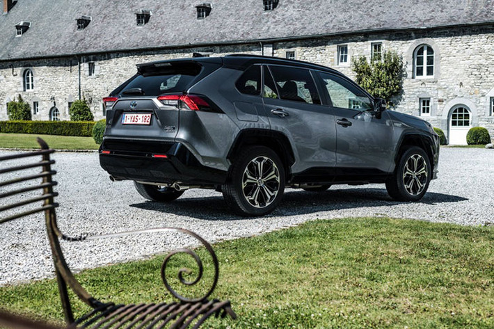 Ngoài Toyota và Denso, Electreon cho biết đang triển khai các dự án thử nghiệm công nghệ này ở Thụy Điển, Pháp và Bỉ. Riêng tại Đức, Electreon đã ký thỏa thuận trị giá 3,2 triệu EUR (tương đương khoảng 3,4 triệu USD) để vận hành hệ thống xe buýt công cộng thuần điện ở quốc gia này.