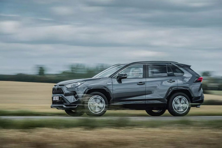 Tuy nhiên, công ty cho biết đã thực hiện một số sửa đổi trên chiếc SUV này để xe có thể tương thích đoạn đường sạc không dây. Kết quả thử nghiệm cho thấy, Toyota RAV4 PHEV chạy gần 2000 km (khoảng 1.924,5km) trong 100 tiếng chỉ với cụm pin 18kWh.