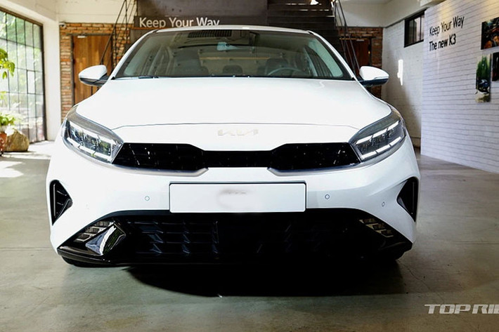 Hiện tại, Kia Cerato đang bán tại thị trường Việt Nam vẫn đang là phiên bản cũ nhưng được sản xuất trong năm 2021, nên mọi người vẫn quen gọi là bản Cerato 2021. Mẫu xe này được bán ra với 4 phiên bản trang bị cùng mức giá khác nhau. Giá xe Kia Cerato mới đây đã thay đổi với mức giá dao động từ 529-665 triệu đồng.