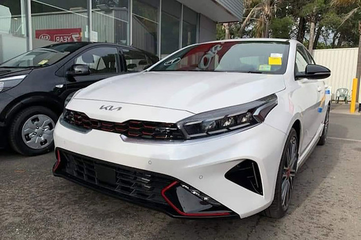 Tuy nhiên, mẫu xe C này đã được nhà sản xuất Hàn Quốc chỉnh sửa một chút phần ngoại thất để trông bắt mắt hơn. Phần đầu xe Kia Cerato thế hệ mới có lưới tản nhiệt kết nối với đèn pha mỏng và hiệu ứng ba chiều thông qua các đường trang trí crôm năng động từ lưới tản nhiệt đến đèn pha.