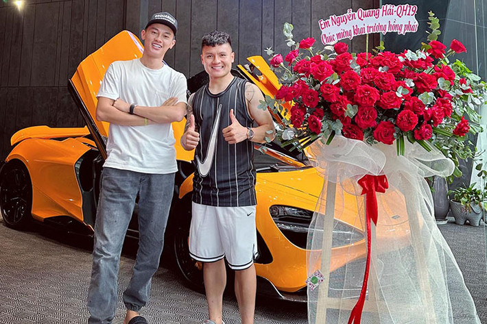 Quang Hải đã quyết định phải thanh lý hợp đồng với Pau FC sớm một năm. Hiện tiền về này đã có mặt tại Việt Nam chuẩn bị cho đợt tập trung cùng đội tuyển quốc gia, nhưng anh sẽ hội quân muộn hơn các đồng đội. Đáng chú ý vào ngày 6/6 vừa qua, dân mạng xôn xao khi chia sẻ hình ảnh Quang Hải đọ dáng McLaren 765LT - đây được xem là siêu xe đình đám và hiếm nhất nhì Việt Nam.
