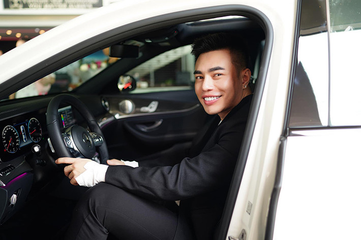 E300 AMG mang trên mình thế hệ động cơ M264 hoàn toàn mới: cỗ máy I4 2.0 lít tăng áp sản sinh 258 mã lực và sức kéo 370 Nm, giúp xe tăng tốc 0 -100 km/h trong vòng 6,2 giây. Mô-men xoắn cực đại được duy trì trên dãi vòng tua rất rộng 1.800 – 4.000 vòng/phút. Hộp số 9G-TRONIC hỗ trợ người lái sang số/trả số bằng lẫy chuyển số cực kỳ nhanh chóng, phấn khích mà vẫn rất mượt mà.