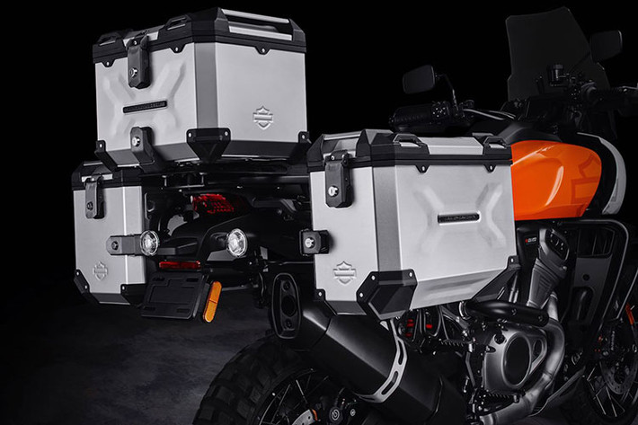 Cả hai phiên bản đều trang bị động cơ V-Twin 1250cc, sản sinh công suất 150 mã lực và mômen xoắn cực đại 127 Nm. Đây là dòng động cơ Revolution Max với hệ thống làm mát bằng dung dịch, mỗi xylanh có 4 van, hai bugi đánh lửa và hệ thống van biến thiên.