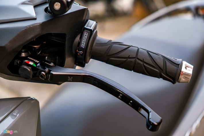 Một trong những trang bị không thể thiếu trên các bản độ là trợ lực tay lái. Chiếc Honda Vario này sử dụng trợ lực Matris SDR với 16 nấc chỉnh. Loại trợ lực này gây ấn tượng bởi phần ty màu vàng nổi bật. Nguyên bản, Vario thế hệ cũ chỉ sử dụng ổ khóa cơ. Chủ xe đã trang bị cho bản độ chìa khóa smartkey.
