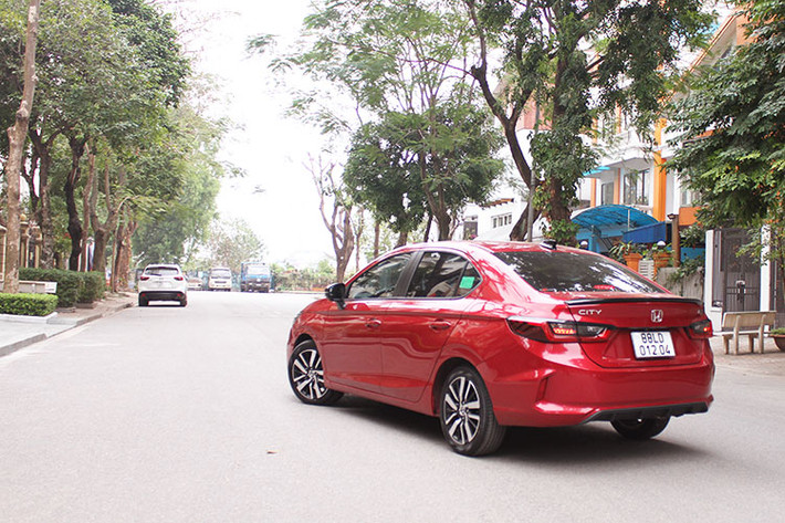 Với bài trải nghiệm tăng tốc, Honda City 2021 là chiếc xe đem lại sự phấn khích bởi nó không chỉ tăng tốc nhanh mà còn rất mượt mà, êm ái. Chỉ tiếc là việc sử dụng hệ thống phanh tang trống phía sau chứ không phải là phanh đĩa cho cảm giác phanh thiếu đi sự chính xác khi hãm phanh đột ngột ở tốc độ cao. Tuy nhiên, với những thay đổi toàn diện trên thế hệ thứ 5 này, Honda City thế hệ mới đang trở thành một cái tên rất đáng để người tiêu dùng phải móc hầu bao trong năm 2021 này.
