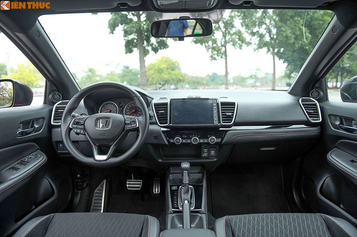 Nhờ có kích thước chạm ngưỡng của một chiếc sedan hạng C trước đây, Honda City 2021 được nhiều người dùng đánh giá là sở hữu cabin thoáng rộng hơn hẳn. Người trải nghiệm với chiều cao 1m76 và tạng người trung bình hoàn toàn ngồi thoải mái ở bất kỳ vị trí nào trong nội thất của City mới mà không bị chạm đầu gối hay phần đầu.