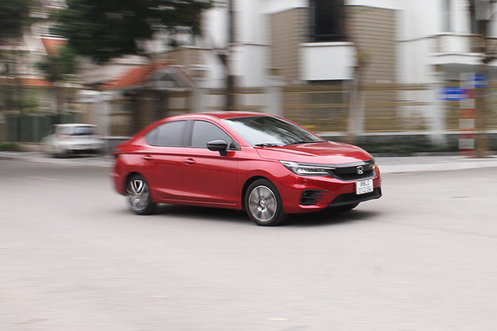 Khi cầm lái City 2021 ôm cua vòng tròn ở vận tốc 40 km/h, chiếc xe có sự kiểm soát thân xe tuyệt vời, không chòng chành như những đối thủ cùng phân khúc hiện nay. Thử đánh lái ở tốc độ khaongr 60 km/h, chiếc xe cũng lấy lại sự cân bằng rất nhanh và không mất nhiều nhịp. Cảm giác vô lăng là không có nhiều, nhưng vô lăng của City vẫn có độ đầm chắc và chính xác tốt hơn đối thủ. Đây là chiếc xe mà nhiều người dùng đánh giá cho trải nghiệm lái thú vị nhất phân khúc.