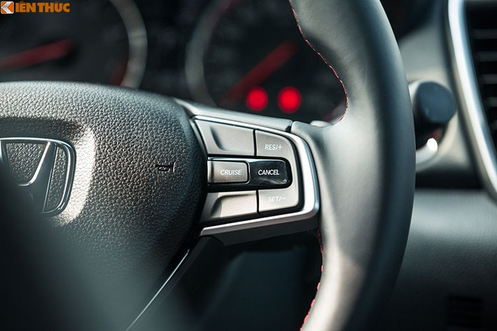 Học hỏi từ người đàn anh Honda Civic, City 2021 cũng đã được bổ sung thêm tính năng khởi động từ xa thông qua nút bấm trên chìa khoá rất thuận tiện. Ngoài ra, xe còn hỗ trợ làm mát xe vào mùa hè và làm ấm xe vào mùa đông trước khi mọi người lên xe.
