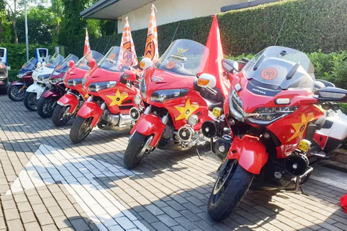 Những chiếc môtô phân khối lớn của các thương hiệu nổi tiếng thế giới như Harley-Davison, Honda, BMW, Yamaha, Triumph hay Moto Guzzi... cũng xuất hiện trong buổi sáng nay 2/9 tại khu đô thị Gamuda quận Hoàng Mai, Hà Nội. Không hiếm những chiếc xe môtô có dung tích máy cùng giá tiền đắt ngang ôtô hạng sang.