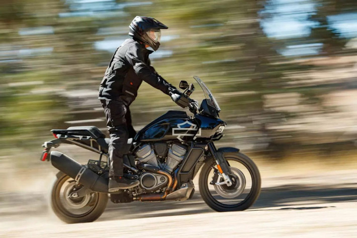 Giá xe Harley-Davidson Pan America 2021 tại thị trường Mỹ là 17.139 USD (tương đương với khoảng 400 triệu đồng). Tại Malaysia được niêm yết ở mức 99.900 Ringgit (tương đương 568 triệu đồng), cho bản tiêu chuẩn. Trong khi đó phiên bản cao cấp hơn có giá 115.900 Ringgit (tương đương 659 triệu đồng). Tại thị trường Việt Nam xe mới ra mắt chính thức và hiện chỉ mới về phiên bản Special, được niêm yết chính hãng là 839 triệu đồng.