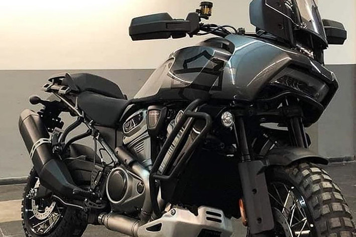 Mẫu xe môtô Harley-Davidson Pan America 2021 mới là sản phẩm hoàn toàn mới của hãng xe Mỹ, đồng thời được xem là nỗ lực của hãng nhằm cứu vãn tình hình kinh doanh không mấy khả quan ở mảng xe cruiser. Như đã thông tin, H-D Pan America sẽ được bán ra gồm hai phiên bản, khác nhau ở trang bị khi bản đặc biệt Pan America Special sử dụng hệ thống treo điện tử bán chủ động.