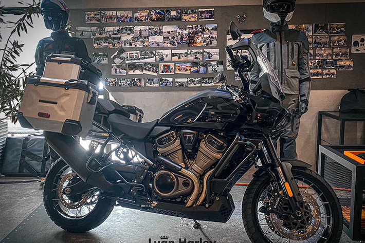 Harley-Davidson Pan America 1250 mới là mẫu môtô phân khối lớn thuộc phân khúc Adventure đầu tiên của thương hiệu Harley-Davidson, mẫu xe này vừa chính thức ra mắt tại thị trường Việt Nam. Xe sẽ đến tay khách hàng ngay trong tháng 5/2021 này.