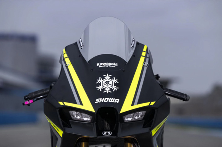 Được chế tạo trên cơ sở kỹ thuật của ZX-10RR, bản sao chiếc xe đua Kawasaki Winter Test 2024 do tay đua Axel Bassani và Alex Lowes lái sẽ được trang bị pô Akrapovič lon carbon hợp pháp trên đường phố.