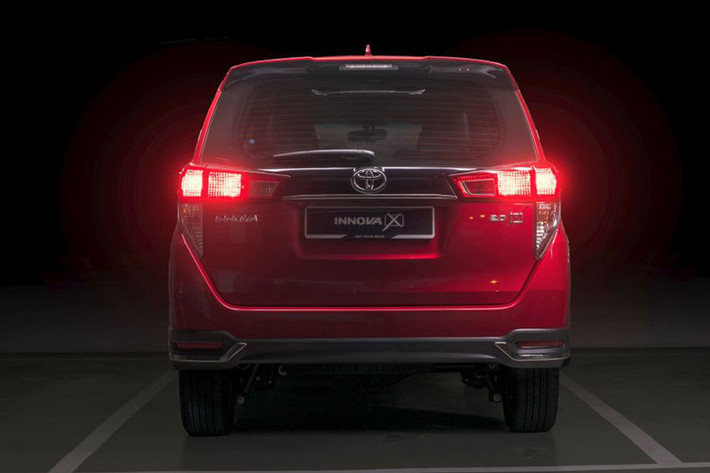 Toyota Innova 2021 facelift có 7 màu ngoại thất để khách hàng lựa chọn. Sáu màu tiêu chuẩn là Medium Silver Metallic, Attitude Black Mica, Phantom Brown Metallic, Silver Metallic, Super White II và màu Bronze Mica Metallic mới. Riêng biến thể 2.0X có thêm màu độc quyền Crimson Spark Red Metallic.