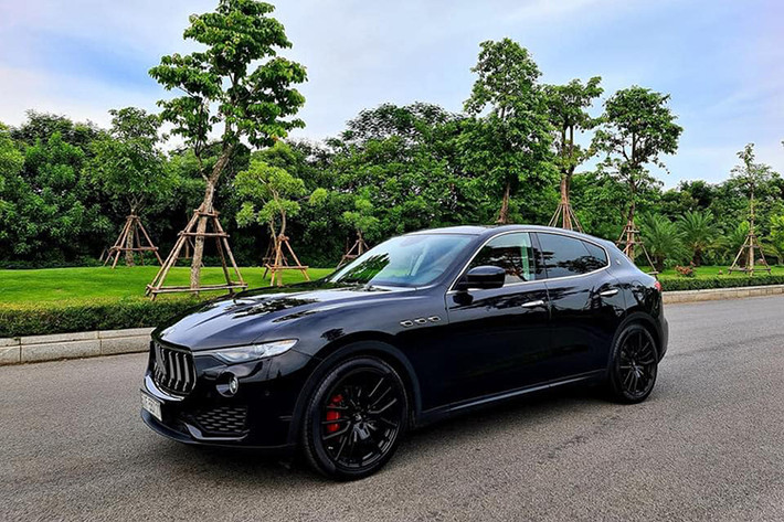 Giá xe Maserati Levante mới hiện đang được niêm yết chính hãng từ 5,55 tỷ đến hơn 6 tỷ đồng. Chiếc xe trong bài viết này thuộc phiên bản 2019, hàng chính hãng và đã ra biển kiểm soát tại TP HCM hiện đang được chủ nhân chào bán với mức giá hơn 4 tỷ đồng (chưa thương lượng. Như vậy, mặc dù mới chỉ lăn bánh chưa đầy 1 năm nhưng chủ chiếc xe cũng mất đến cả tỷ đồng.
