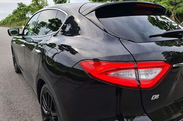Tuy là xe gầm cao nhưng Levante mang nhiều hơi hướng của một mẫu coupe với trụ C và cửa kính được vuốt thấp về sau với độ dốc lớn. Kết hợp cùng cánh lướt gió giúp tăng thêm sự năng động ở cả phần nhìn lẫn khả năng vận hành với hệ số cản gió tốt nhất phân khúc - 0.31 Cd. Xe sở hữu thiết kế la-zăng kích cỡ tùy chọn từ 18 đến 21 inches bên cạnh một loạt màu sơn dành cho chi tiết ốp phanh đĩa.