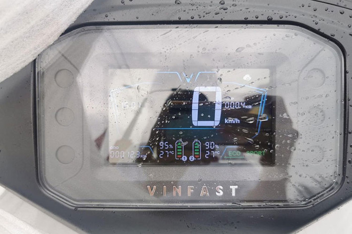 Cung cấp năng lượng cho VinFast Vento hoàn toàn mới là bộ ắc-quy Lithium-Ion (50,4V-24.8Ah), điện 48V. Loại này giống với đang sử dụng trên chiếc xe VinFast Theon cao cấp nhất hiện nay của hãng.