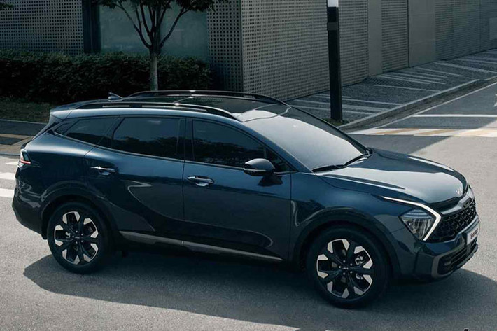 Kia Sportage 2022 sở hữuđèn pha công nghệ LED Projector có tạo hình đầy tươi mới kèm đèn định vị ban ngày hình Boomerang ôm trọn đèn pha. Sự táo bạo trong thiết kế đầu xe tiếp tục được Kia thể hiện trên Sportage khi nhìn phần đuôi với dải đèn LED kéo dài nối liền đèn hậu 2 bên. Tuy nhiên, phần cản sau khá to bản khiến độ "sang, xịn, mịn" của xe giảm đi đáng kể.