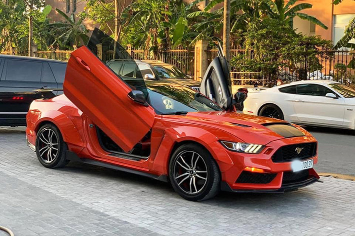 Giá xe Ford Mustang 2015 khi mới ra mắt tại thị trường Mỹ có giá bán khoảng 25.300 USD. Sau khi được nhập về một số đại lý không chính hãng tại thị trường Việt Nam mẫu xe cơ bắp này được chào bán với mức giá khoảng hơn 2 tỷ đồng (chưa tính phí trước bạ và biển số). Chiếc xe trong bài viết đang được chủ nhân chào bán khoảng hơn 1 tỷ đồng, rẻ phân nửa so với lúc mua mới.