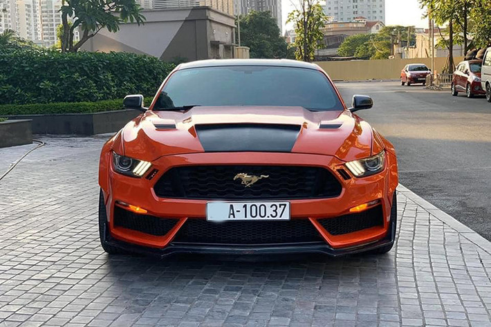 Ford Mustang sở hữu kích thước tổng thể dài x rộng x cao lần lượt 4.784 x 1.916 x 1.381 mm và chiều dài trục cơ sở 2.720 mm, trọng lượng 1.497kg. Phần đầu xe thiết kế đặc trưng, mang phong cách fastback đã làm nên thương hiệu của dòng xe cơ bắp của Ford trên toàn thế giới. Ở thế hệ này, cụm đèn pha thiết kế sắt nét hơn, dùng bóng thấu kính đi kèm đèn LED ban ngày sọc chéo như mang cá mập.