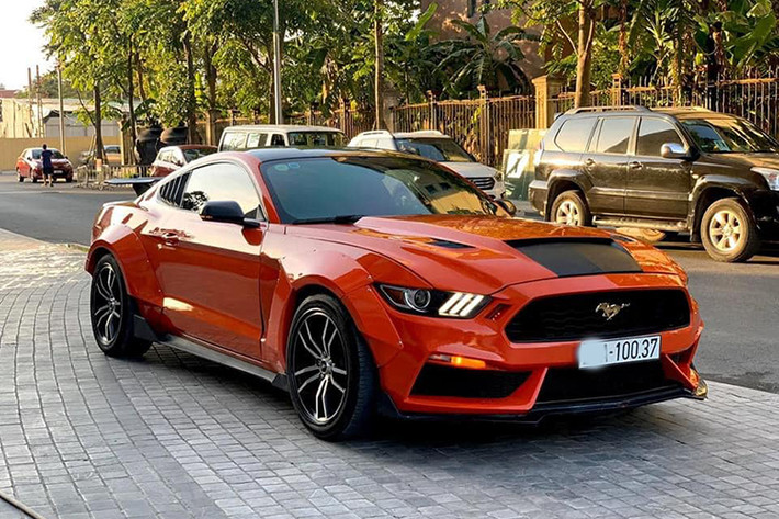 Ford Mustang đời 2015 là dòng xe cơ bắp mang tính biểu tượng của Mỹ. Phiên bản thế hệ thứ 6 này được xem là khá mới khi thay đổi nhiều về ngoại hình hoàn toàn, thậm chí những phiên bản nâng cấp 2019 cũng không quá khác biệt so với nó. Đáng chú ý trên những chiếc Mustang, dù trải qua nhiều năm thì những đường nét cơ bắp vẫn luôn là thế mạnh.
