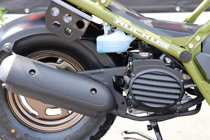 Honda Ruckus 2025 sở hữu bình xăng với dung tích 5 lít và trọng lượng ướt chỉ nặng 88 kg, dễ kiểm soát và sử dụng cho cả phái nữ.