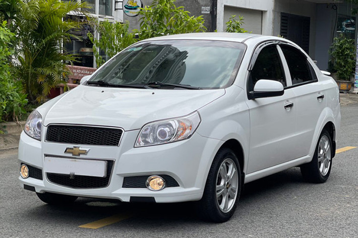 Chevrolet Aveo LT 2018: Giá 190 triệu đồng Chevrolet Aveo gia nhập thị trường Việt năm 2013. Phiên bản số sàn 1.5MT thời điểm đó có giá 435 triệu đồng, bản số tự động là 469 triệu đồng. Đáng tiếc, năm 2018 đại lý ngừng bán Aveo. Mẫu xe này kết thúc vòng đời 5 năm ngắn ngủi tại Việt Nam với doanh số lẹt đẹt.