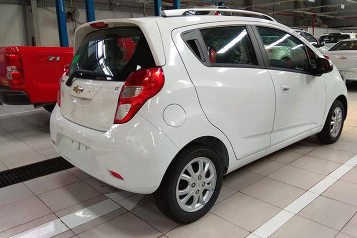 Điểm trừ của mẫu xe này chính là đèn pha halogen và ghế bọc nỉ. Người dùng thường phải chi tiền để nâng cấp 2 chi tiết này. Động cơ 1.2L và hộp số sàn 5 cấp, cho công suất cực đại 80 mã lực, thấp hơn KIA Morning hay Hyundai Grand i10 nên khá ì ạch khi chở "full tải", chỉ hợp chạy phố.