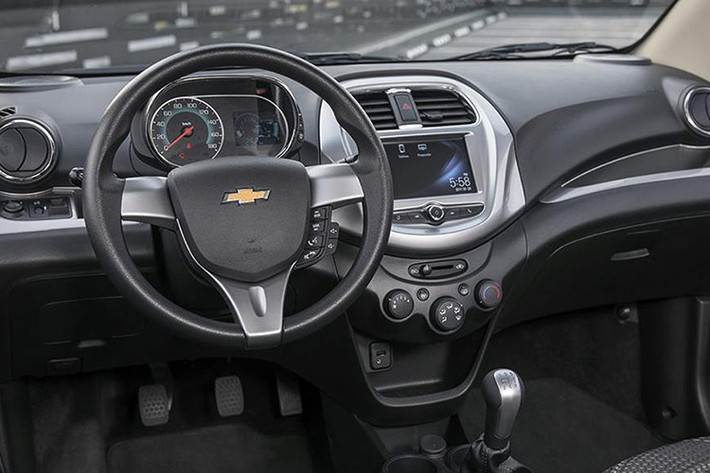 Những mẫu Chevrolet Spark vẫn được người mua xe cũ săn lùng. Hiện tại, Chevrolet Spark LT đời 2018 có giá khoảng 180 triệu đồng. Chiếc xe này mang đến cho người dùng nhiều trang bị tiện nghi hiện địa như: Vô lăng tích hợp phím bấm, hệ thống giải trí Mylink kết nối điện thoại thông minh, màn hình trung tâm cảm ứng 7 inch. Spark nổi tiếng bền dáng, thiết kế hiện đại, ưa nhìn.