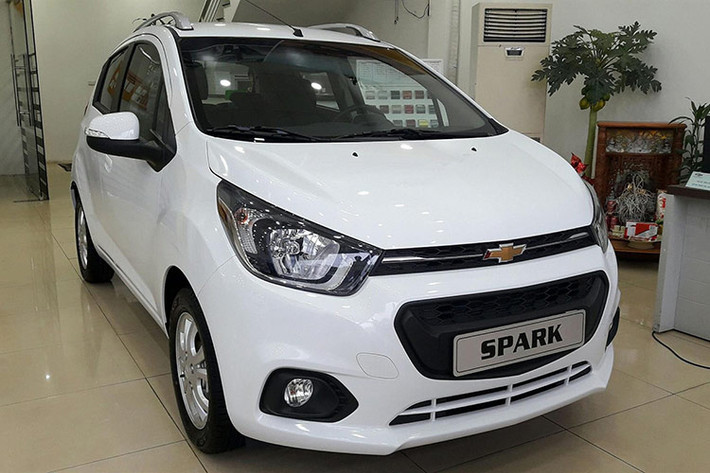 Chevrolet Spark LT 2018: Giá 180 triệu đồng Chevrolet Spark là cái tên khá phổ biến tại Việt Nam nhờ bề dày lịch sử hơn hẳn KIA Morning. Thế hệ đầu tiên của mẫu xe này có tên gọi là Daewoo Matiz (ra mắt lần đầu năm 1998), đến năm 2007 Chevrolet Spark mới chính thức kế vị và duy trì trên thị trường đến tháng 8/2022.