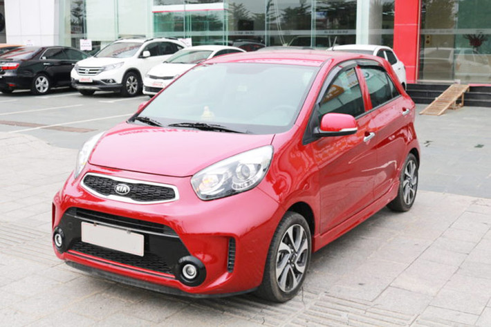 KIA Morning MT 2018: Giá 175-182 triệu đồng Từ trước đến nay, KIA Morning vẫn là mục tiêu của những ai muốn mua ôtô đã qua sử dụng giá rẻ. Với ngân sách từ 100-200 triệu đồng, những chiếc KIA Morning MT 2018 giá rao bán 175-182 triệu đồng phù hợp với tài chính của bạn. Nếu khéo léo trả giá, bạn có thể nhắm đến những chiếc xe đời 2019 (giá rao bán hiện nay 229-245 triệu đồng).