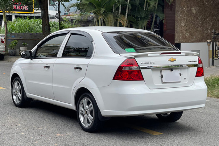 Chevrolet Aveo 2018 xứng đáng được nhắc tên trong bài viết này bởi nếu chọn mẫu xe ngang cơ như Toyota Vios hay Hyundai Accent số sàn, người mua phải chi thêm khoản tiền khá lớn. Lựa chọn mẫu xe này, người dùng phải thích ứng với một chiếc xe có thiết kế không mấy bắt mắt. Nội thất có nhiều chi tiết nhựa, ít trang bị tiện nghi. Việc hãng xe đã rút chân khỏi thị trường Việt cũng khiến xe bị khấu hao nhiều khi bán lại.
