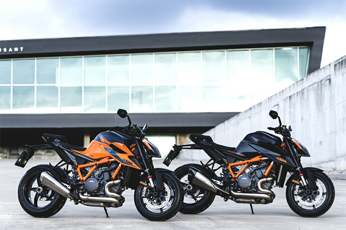 Tin đồn về mẫu siêu naked-bike KTM 1290 Super Duke RR 2021 không hề mới, khá nhiều trang in về xe môtô tại châu Âu đã đăng tải thông tin về việc hãng xe Áo hiện đang phát triển phiên bản hiệu năng cao của mẫu Super Duke. Tuy nhiên thông tin về mẫu xe này vẫn rất ít ỏi.