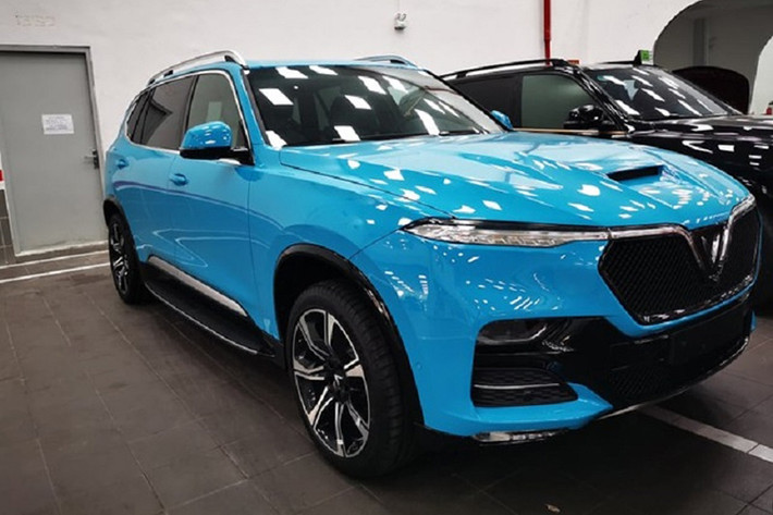 Chiếc xe VinFast President 2021 mới trong bài viết này đã được chủ nhân thay lớp áo mới sang màu xanh ngọc theo đúng ý tưởng của mình. Để hài hòa trong tính thẩm mỹ, nội thất xe cũng được trang bị chi tiết sáng màu ăn nhập với màu sơn đặc biệt.