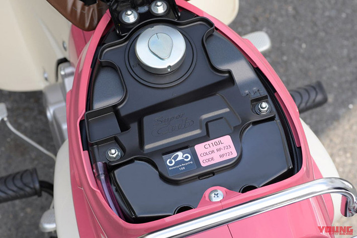 Hệ thống khoá điện trên xe vẫn không thay đổi so với những mẫu xe máy mới của Honda hiện nay, vẫn dạng chìa. Cụm công tắc bên phải của xe chỉ có nút đề, không có nút đèn pha - đặc điểm của xe máy Honda đời mới.