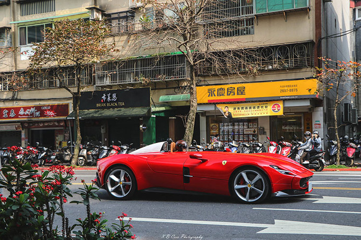 Ferrari Monza SP1 sở hữu động cơ mạnh mẽ V12, dung tích 6,5 lít sẽ giúp siêu xe chỉ mất thời gian 2,9 giây để tăng tốc lên 100 km/h từ vị trí xuất phát, thêm 5 giây nữa để đạt tốc độ 200 km/h trước khi chạm ngưỡng tốc độ tối đa của xe vào khoảng 300 km/h.