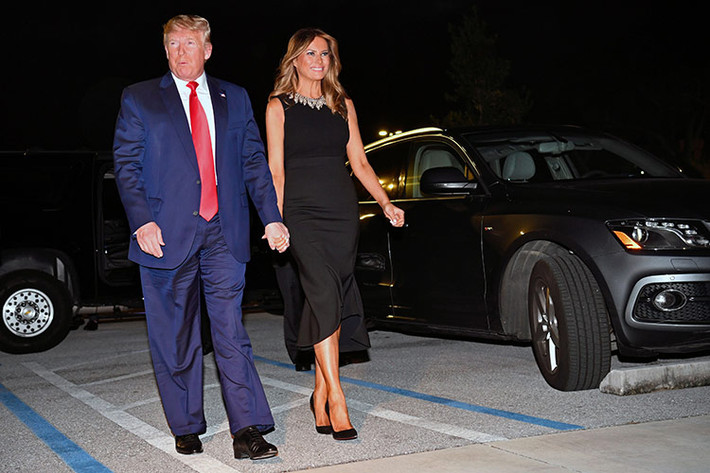 Bà Melania Trump sinh ra trong gia đình có cha là người buôn bán ôtô. Sau này, khi lấy chồng là tỷ phú Donald Trump, bà Melania vẫn giữ đam mê và trong bộ sưu tập xe sang trị giá 2 triệu USD của gia đình, bà Melania và ông Trump dường như đặc biệt yêu thích những chiếc xe siêu sang, mui trần hay siêu xe...