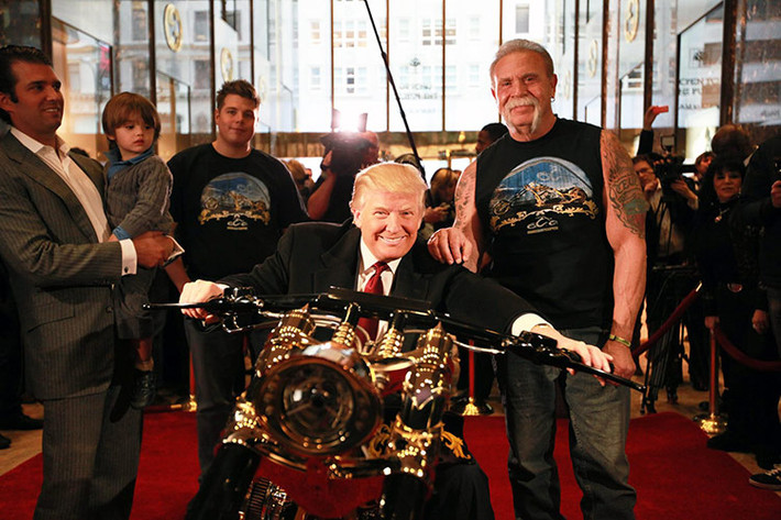 Orange County Choppers Ông Donald Trump từng được tặng một chiếc môtô được đặt làm riêng. Các bộ phận trên xe được làm bằng vàng 24K và khắc tên Donald trên đó. Vào năm 2014, bà Melania đã chia sẻ trên Twitter về chiếc xe được thiết kế phù hợp với tính cách của chồng bà.