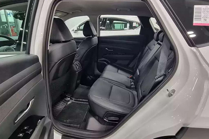 Hyundai Tucson 2025 còn được bổ sung nhiều công nghệ đáng chú ý như: Chế độ địa hình tự động (có chức năng xác định mặt đường trong thời gian thực và tự động chọn chế độ lái tối ưu) hay Hệ thống kiểm soát ổn định khi gió mạnh (Cross Wind Stability Control), giúp cải thiện độ ổn định của xe ở dải tốc độ cao.