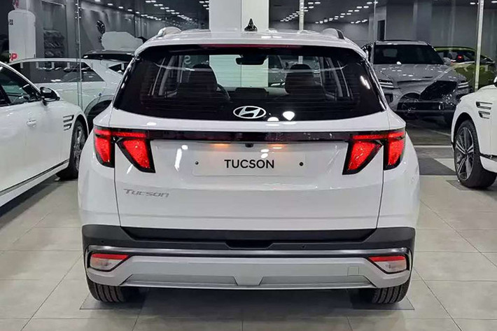 Trong khi đó, khu vực thân xe và cụm đèn hậu của Hyundai Tucson mới gần như không thay đổi so với bản cũ. Tại quê nhà, Hyundai còn cung cấp thêm phiên bản N Line cho những khách hàng ưa thích phong cách thể thao. Với phiên bản này, Hyundai Tucson 2025 sẽ có lưới tản nhiệt với logo riêng, mâm xe hợp kim 19 inch và bộ ống xả kép.