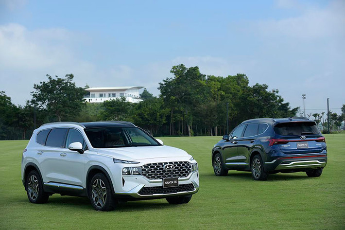 Hyundai SantaFe 2021 mới đã chính thức ra mắt thị trường Việt Nam. Đây là phiên bản nâng cấp giữa vòng đời của mẫu SUV đến từ Hàn Quốc, nhưng diện mạo đã thay đổi hoàn toàn so với "người tiền nhiệm".