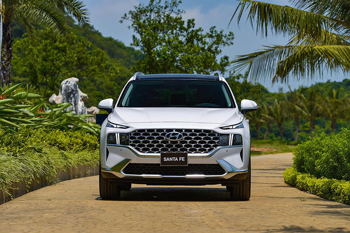 Đặc biệt, ở lần nâng cấp này, Hyundai SantaFe thế hệ mới có mức giá bán tăng mạnh so với trước với 6 phiên bản. Xe sở hữu hệ thống khung gầm hoàn toàn mới YPlattform với kích thước lớn hơn trước.