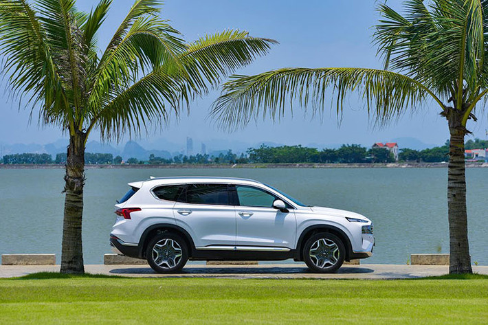 Cụ thể, Hyundai SantaFe 2021 có kích thước Dài x Rộng x Cao lần lượt là 4.785 x 1.900 x 1.685 (mm), xe dài hơn 15mm, rộng hơn 10mm, cao hơn 5mm so với thế hệ 2019 và chiều dài cơ sở của xe được giữ ở mức 2.765mm.