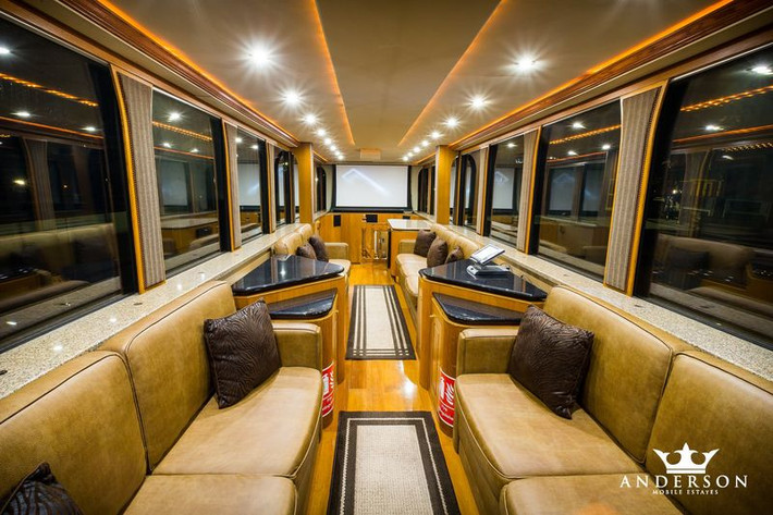 Đồ công nghệ và tiện ích trị giá 125.000 USD (khoảng 2,84 tỷ đồng) (tổng 14 TV), da thật trên ghế và trần nhà trị giá 30.000 USD (khoảng 682 triệu đồng). Khác với mobihome thông thường, tất cả các cửa của The Heat đều tự động, chúng sẽ tạo ra âm thanh khi đóng mở.